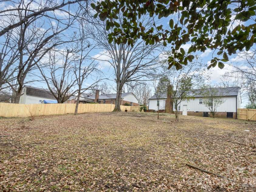 1627 Bonnie Lane, Charlotte, NC 28213.  MLS# CAR4352550, YatesRealty ID 11045. 