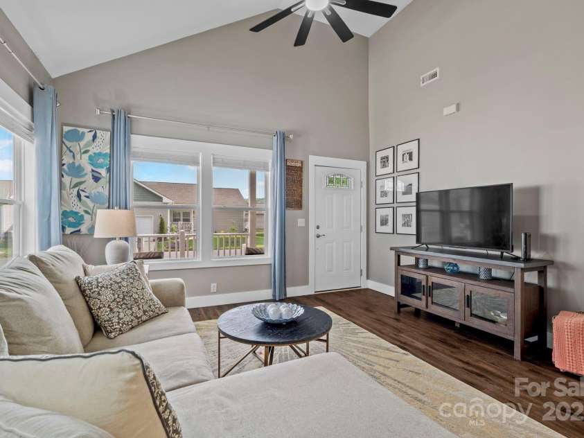 343 Beechnut Drive, Hendersonville, NC 28739.  MLS# CAR4255365, YatesRealty ID 11045. 