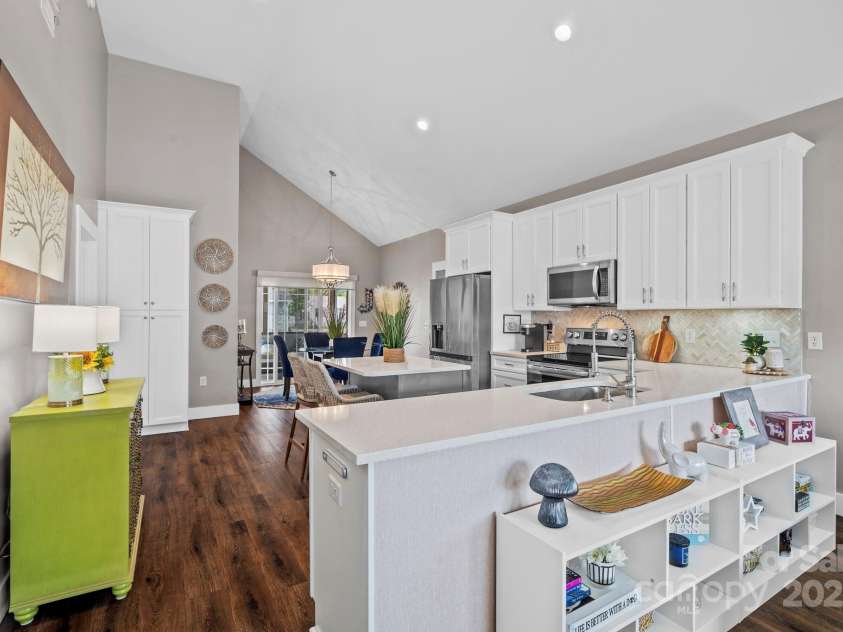 343 Beechnut Drive, Hendersonville, NC 28739.  MLS# CAR4255365, YatesRealty ID 11045. 