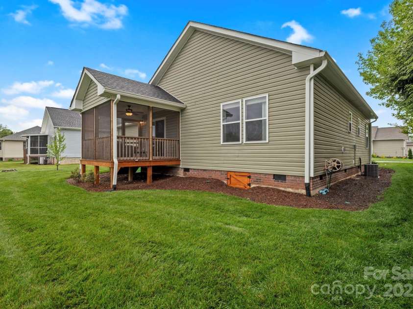 343 Beechnut Drive, Hendersonville, NC 28739.  MLS# CAR4255365, YatesRealty ID 11045. 