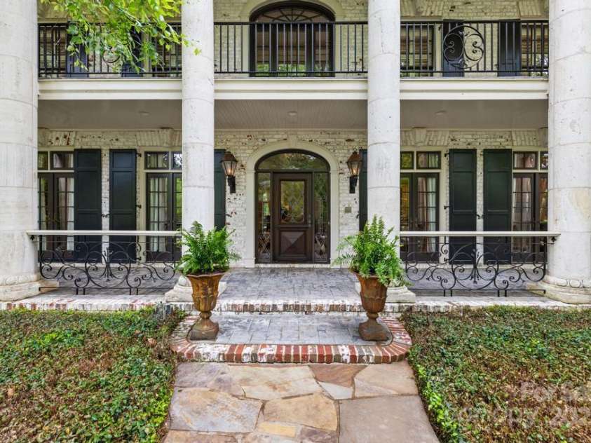 4523 Fox Brook Lane, Charlotte, NC 28211.  MLS# CAR4255800, YatesRealty ID 11047. 
