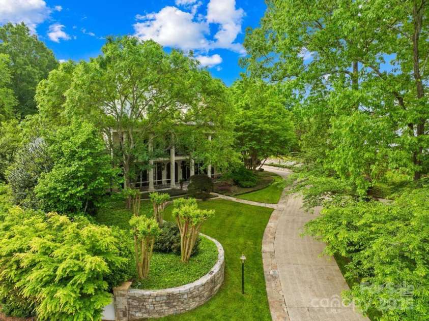 4523 Fox Brook Lane, Charlotte, NC 28211.  MLS# CAR4255800, YatesRealty ID 11047. 