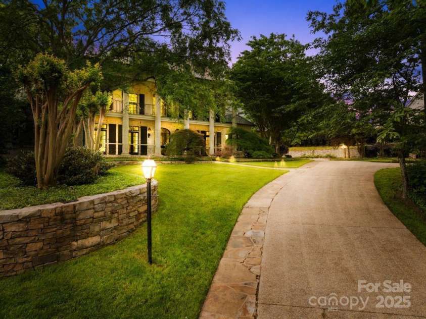 4523 Fox Brook Lane, Charlotte, NC 28211.  MLS# CAR4255800, YatesRealty ID 11047. 