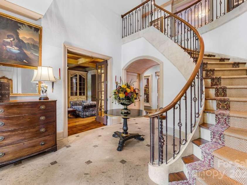 4523 Fox Brook Lane, Charlotte, NC 28211.  MLS# CAR4255800, YatesRealty ID 11047. 