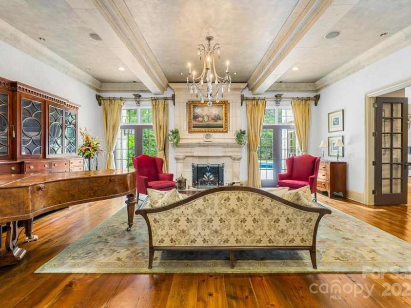 4523 Fox Brook Lane, Charlotte, NC 28211.  MLS# CAR4255800, YatesRealty ID 11047. 