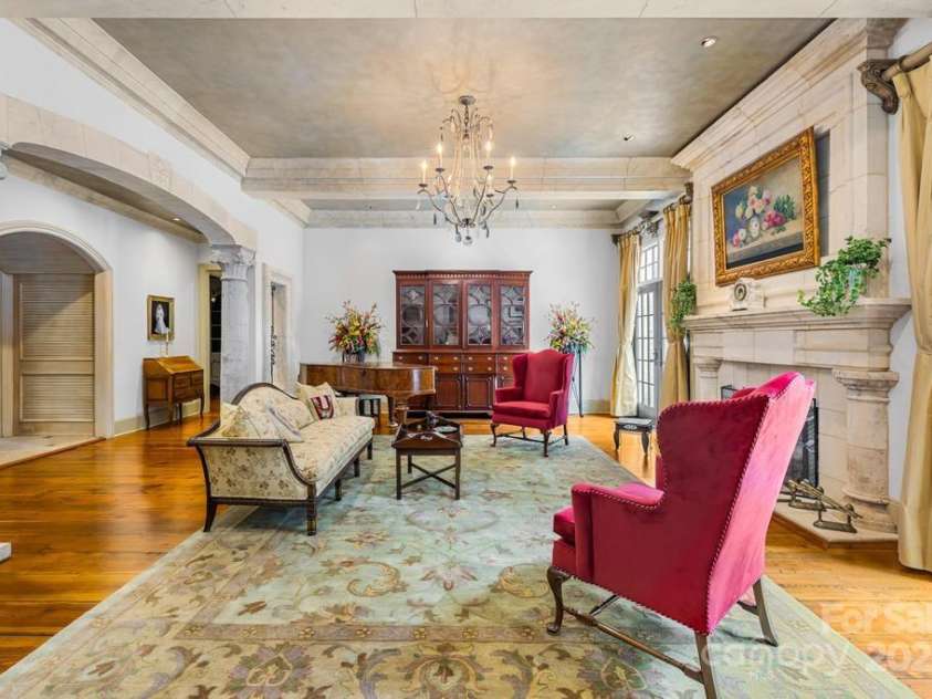 4523 Fox Brook Lane, Charlotte, NC 28211.  MLS# CAR4255800, YatesRealty ID 11047. 