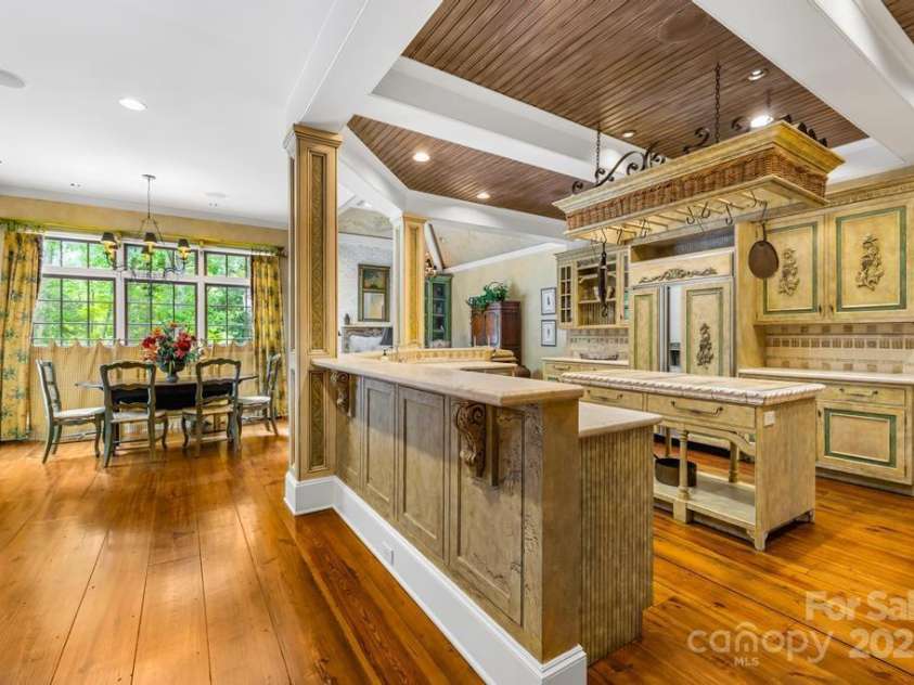 4523 Fox Brook Lane, Charlotte, NC 28211.  MLS# CAR4255800, YatesRealty ID 11047. 