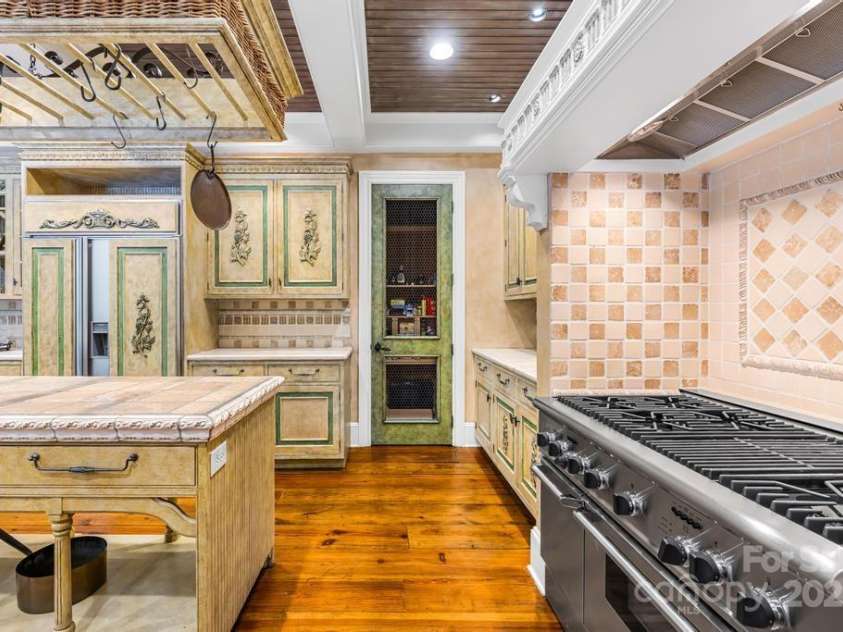 4523 Fox Brook Lane, Charlotte, NC 28211.  MLS# CAR4255800, YatesRealty ID 11047. 
