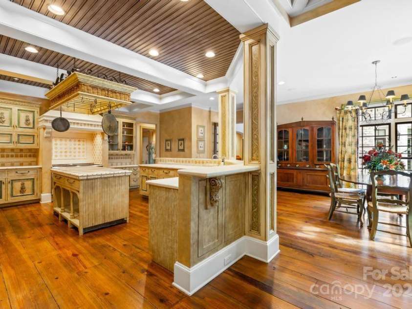 4523 Fox Brook Lane, Charlotte, NC 28211.  MLS# CAR4255800, YatesRealty ID 11047. 