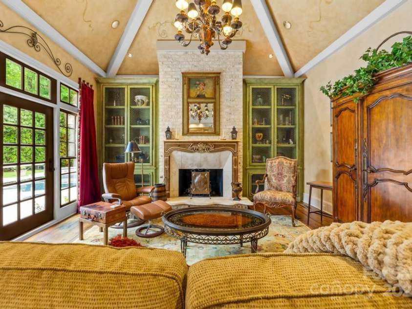 4523 Fox Brook Lane, Charlotte, NC 28211.  MLS# CAR4255800, YatesRealty ID 11047. 
