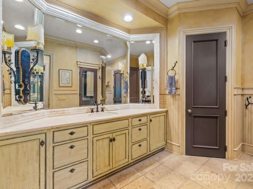 4523 Fox Brook Lane, Charlotte, NC 28211.  MLS# CAR4255800, YatesRealty ID 11047. 