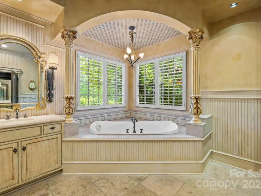 4523 Fox Brook Lane, Charlotte, NC 28211.  MLS# CAR4255800, YatesRealty ID 11047. 