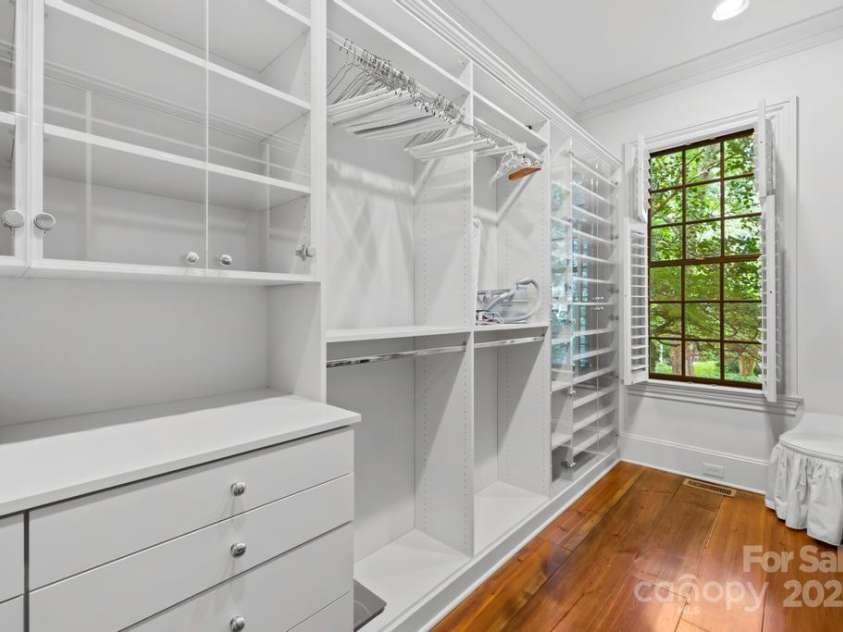 4523 Fox Brook Lane, Charlotte, NC 28211.  MLS# CAR4255800, YatesRealty ID 11047. 