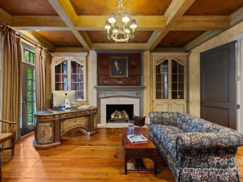 4523 Fox Brook Lane, Charlotte, NC 28211.  MLS# CAR4255800, YatesRealty ID 11047. 