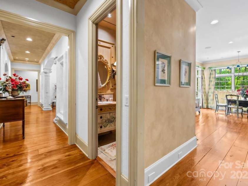 4523 Fox Brook Lane, Charlotte, NC 28211.  MLS# CAR4255800, YatesRealty ID 11047. 