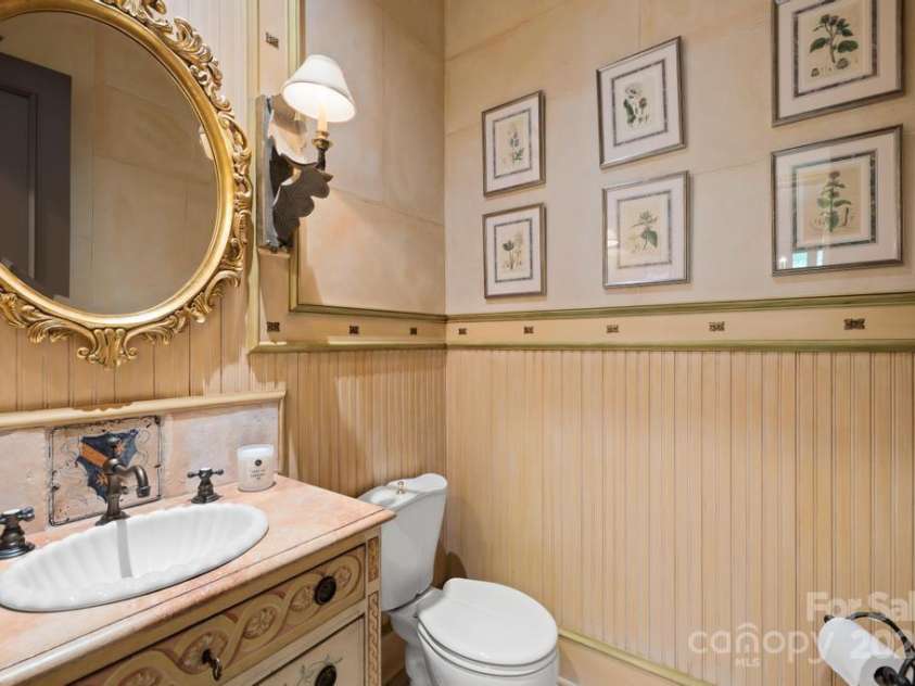 4523 Fox Brook Lane, Charlotte, NC 28211.  MLS# CAR4255800, YatesRealty ID 11047. 