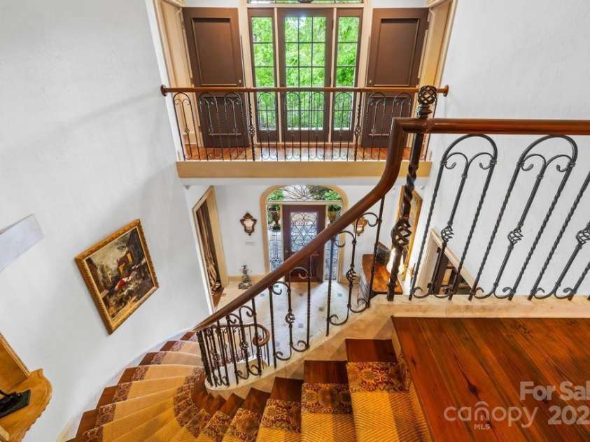 4523 Fox Brook Lane, Charlotte, NC 28211.  MLS# CAR4255800, YatesRealty ID 11047. 