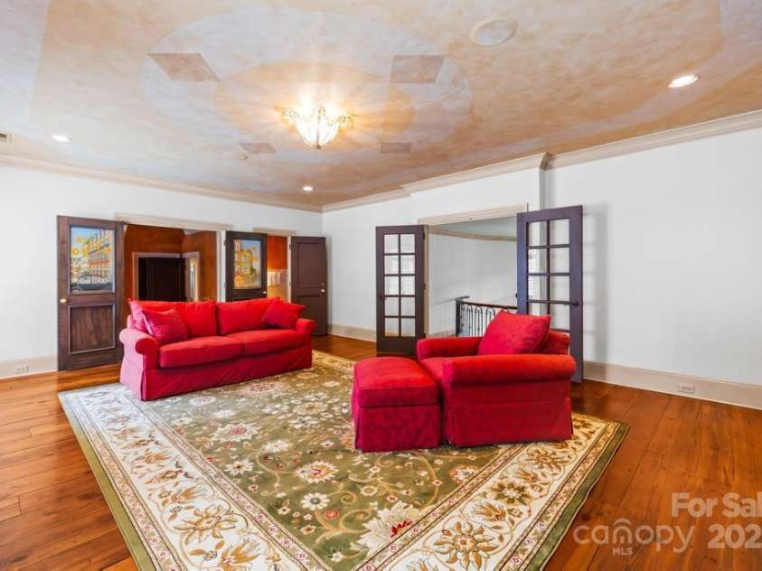 4523 Fox Brook Lane, Charlotte, NC 28211.  MLS# CAR4255800, YatesRealty ID 11047. 
