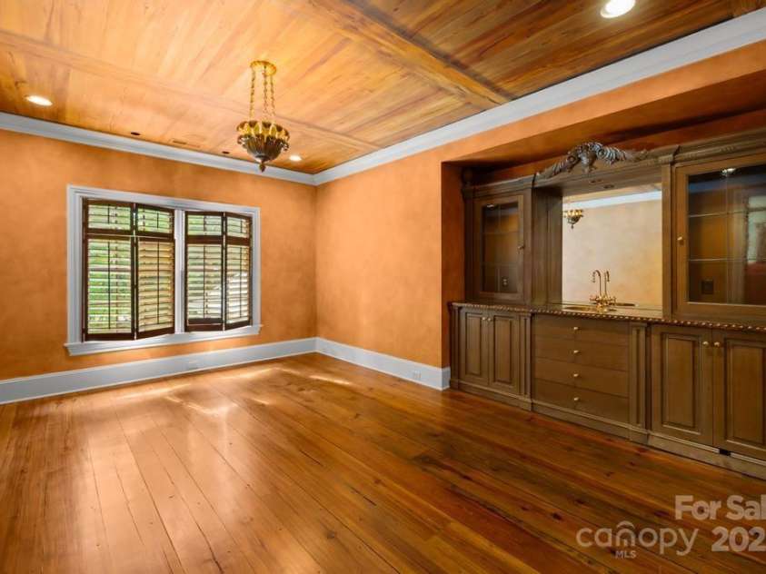 4523 Fox Brook Lane, Charlotte, NC 28211.  MLS# CAR4255800, YatesRealty ID 11047. 