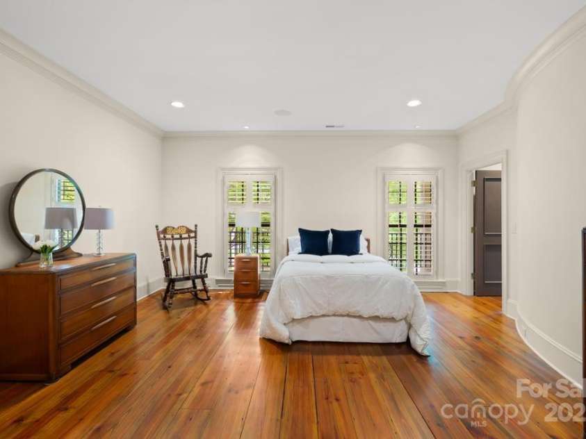 4523 Fox Brook Lane, Charlotte, NC 28211.  MLS# CAR4255800, YatesRealty ID 11047. 
