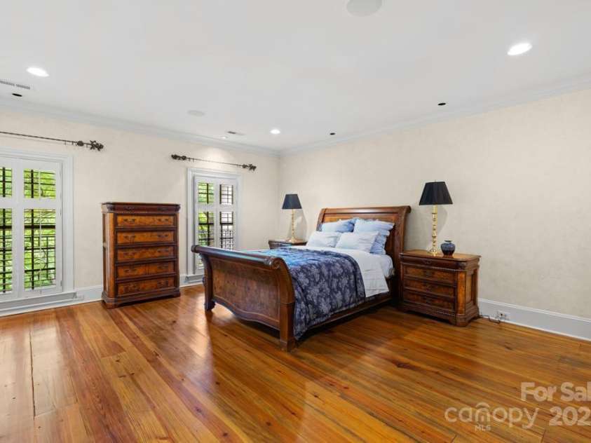 4523 Fox Brook Lane, Charlotte, NC 28211.  MLS# CAR4255800, YatesRealty ID 11047. 