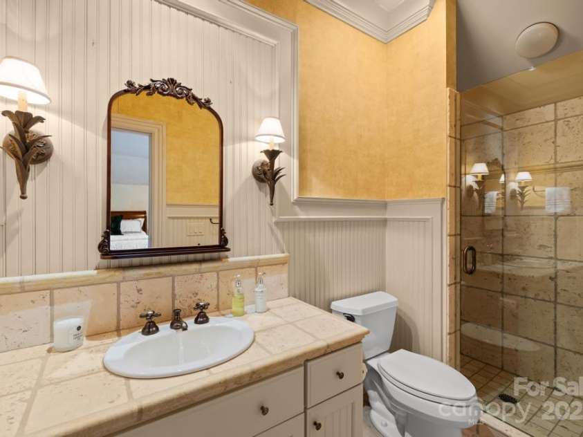 4523 Fox Brook Lane, Charlotte, NC 28211.  MLS# CAR4255800, YatesRealty ID 11047. 