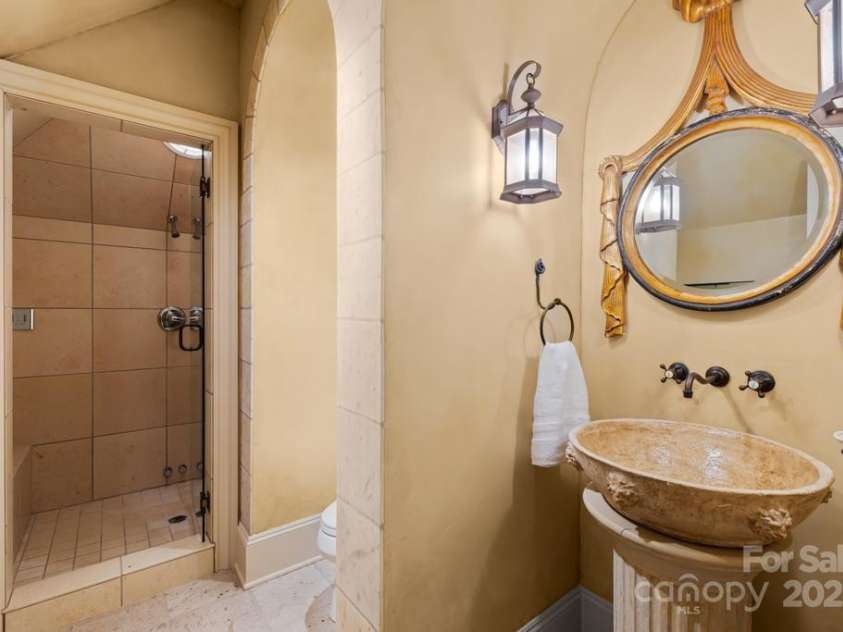 4523 Fox Brook Lane, Charlotte, NC 28211.  MLS# CAR4255800, YatesRealty ID 11047. 