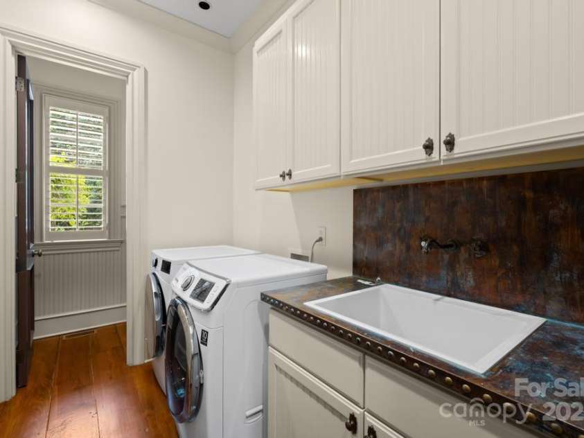 4523 Fox Brook Lane, Charlotte, NC 28211.  MLS# CAR4255800, YatesRealty ID 11047. 