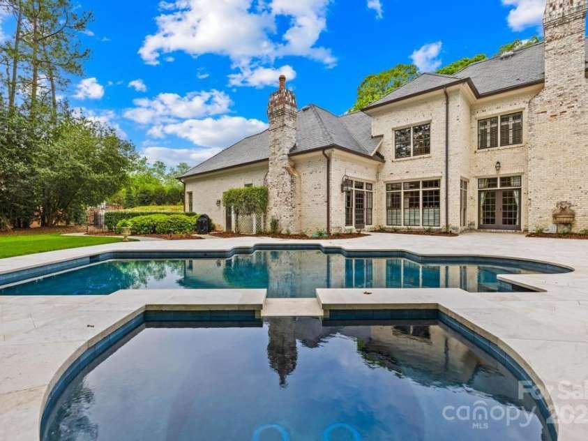 4523 Fox Brook Lane, Charlotte, NC 28211.  MLS# CAR4255800, YatesRealty ID 11047. 