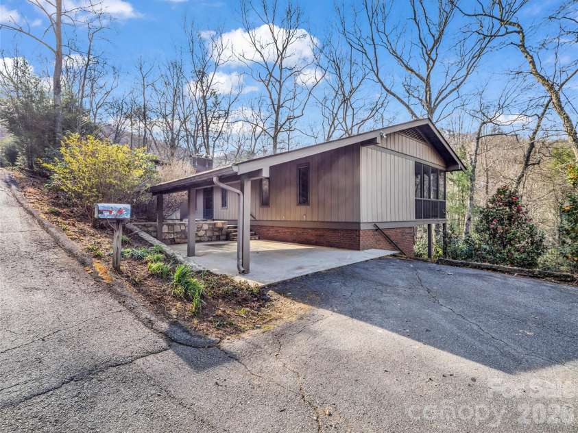 417 Ivy Road, Black Mountain, NC 28711.  MLS# CAR4362161, YatesRealty ID 11048. 