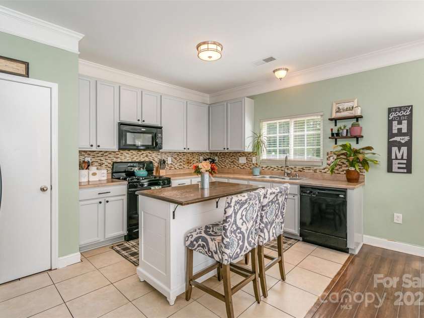 516 Tribune Drive, Charlotte, NC 28214.  MLS# CAR4254060, YatesRealty ID 11049. 