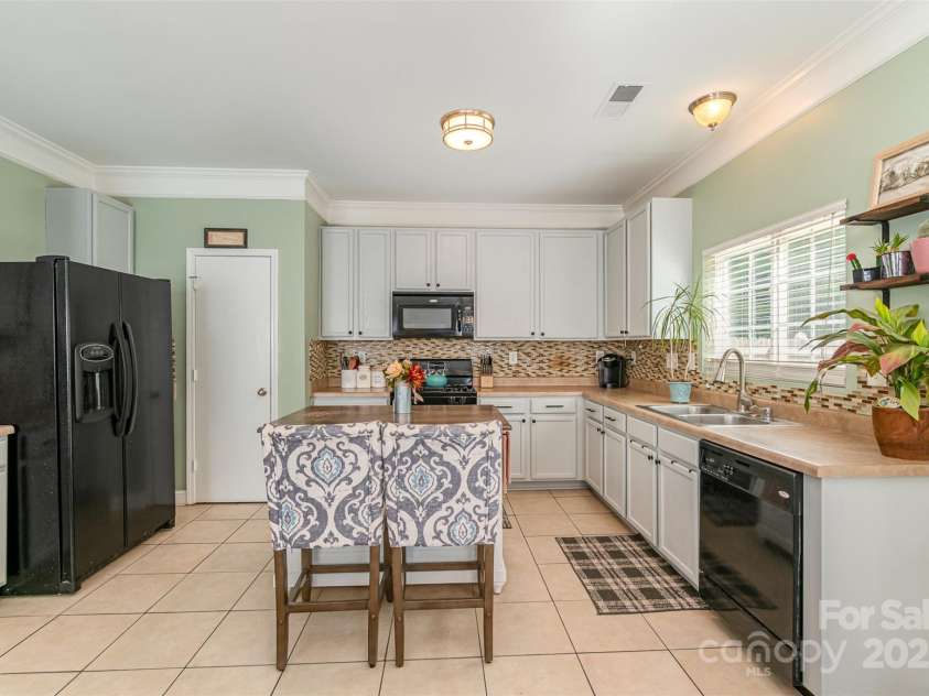 516 Tribune Drive, Charlotte, NC 28214.  MLS# CAR4254060, YatesRealty ID 11049. 