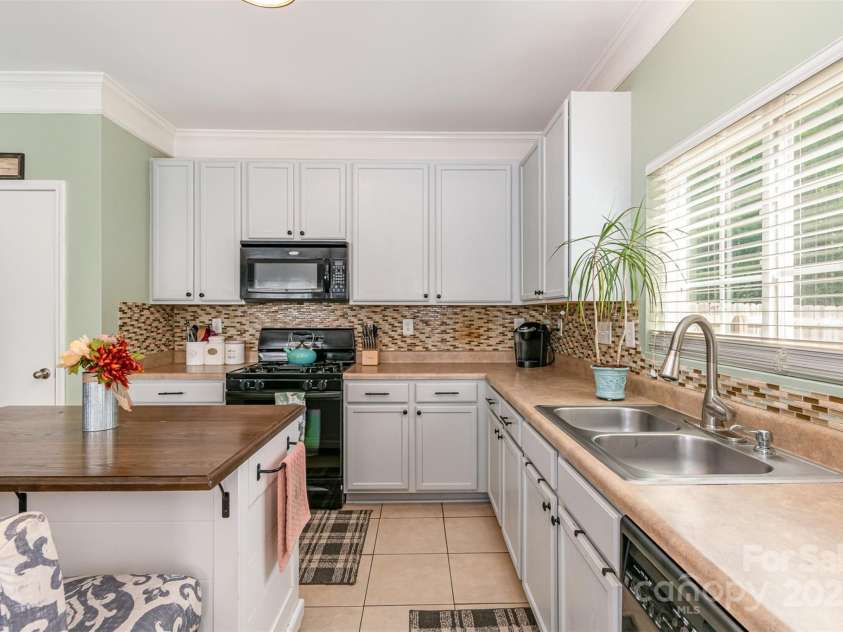 516 Tribune Drive, Charlotte, NC 28214.  MLS# CAR4254060, YatesRealty ID 11049. 
