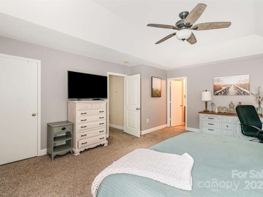 516 Tribune Drive, Charlotte, NC 28214.  MLS# CAR4254060, YatesRealty ID 11049. 