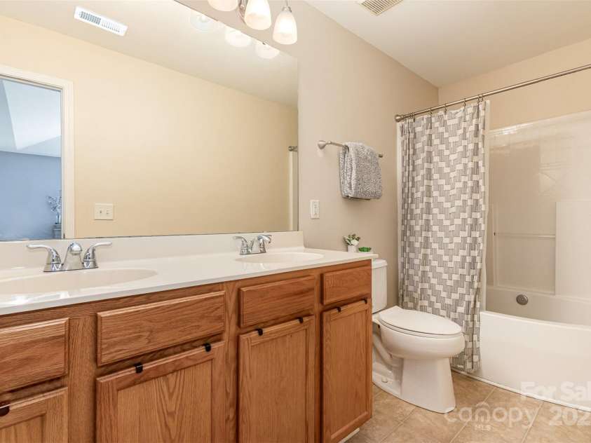 516 Tribune Drive, Charlotte, NC 28214.  MLS# CAR4254060, YatesRealty ID 11049. 