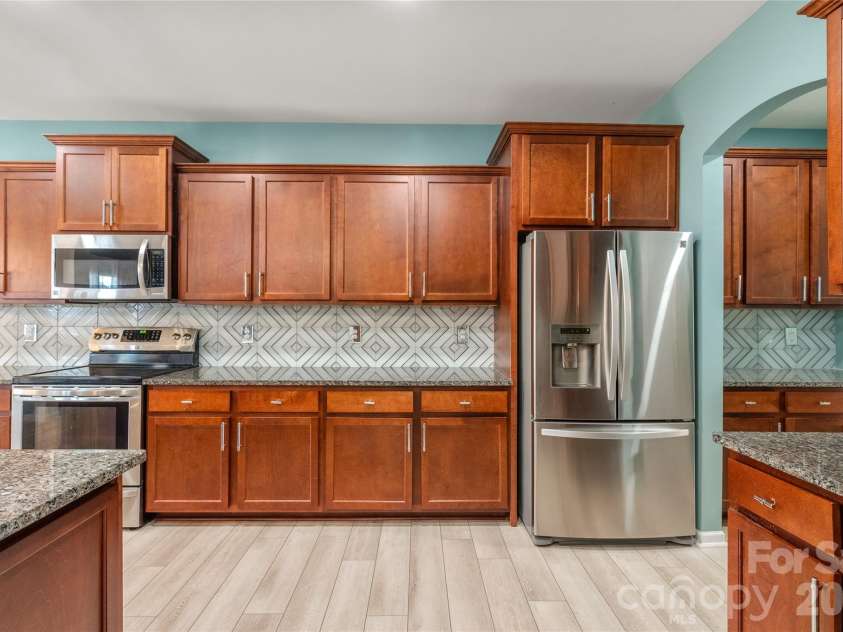 10229 Snowbell Court, Charlotte, NC 28215.  MLS# CAR4338183, YatesRealty ID 1105. Kitchen