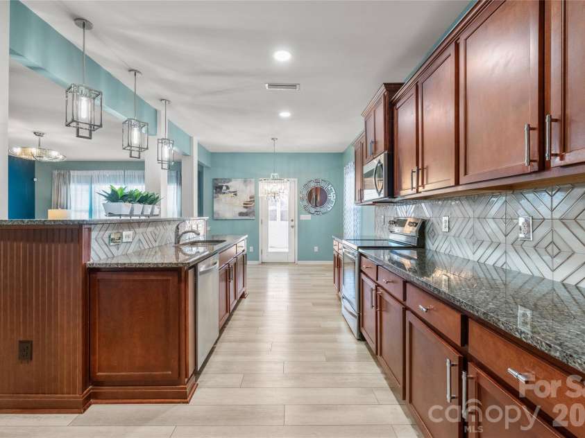 10229 Snowbell Court, Charlotte, NC 28215.  MLS# CAR4338183, YatesRealty ID 1105. Kitchen