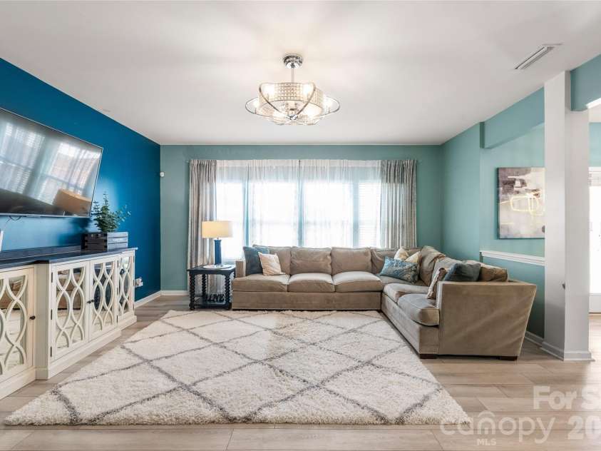 10229 Snowbell Court, Charlotte, NC 28215.  MLS# CAR4338183, YatesRealty ID 1105. Livingroom