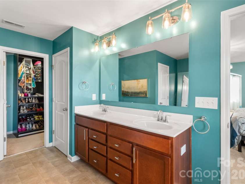 10229 Snowbell Court, Charlotte, NC 28215.  MLS# CAR4338183, YatesRealty ID 1105. Primary bathroom