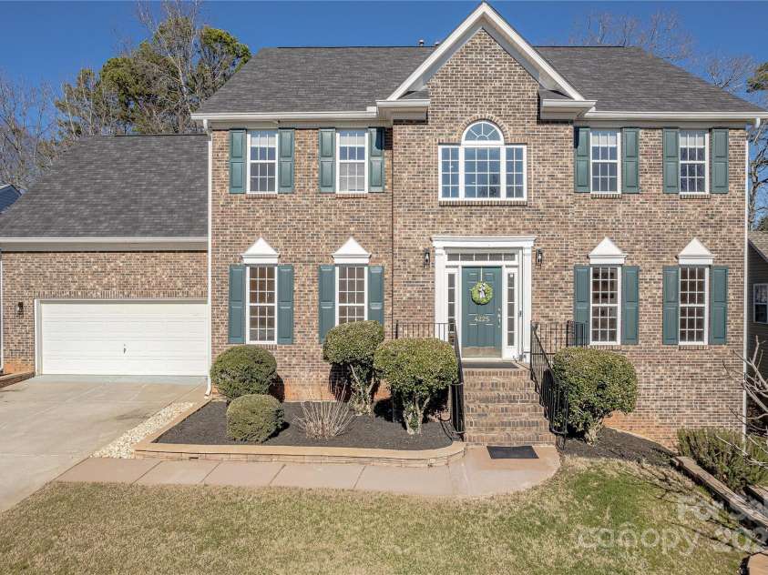 4225 Nathaniel Glen Court, Matthews, NC 28105.  MLS# CAR4213863, YatesRealty ID 11050. Brick Front Exterior