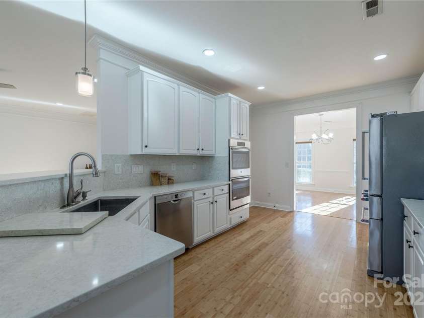4225 Nathaniel Glen Court, Matthews, NC 28105.  MLS# CAR4213863, YatesRealty ID 11050. Kitchen
