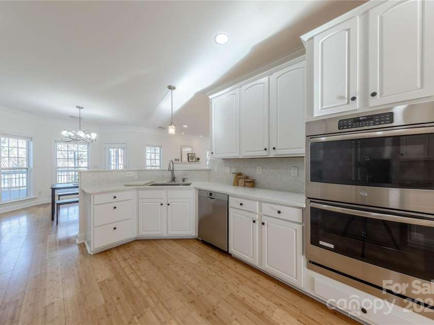 4225 Nathaniel Glen Court, Matthews, NC 28105.  MLS# CAR4213863, YatesRealty ID 11050. Kitchen