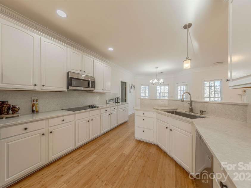 4225 Nathaniel Glen Court, Matthews, NC 28105.  MLS# CAR4213863, YatesRealty ID 11050. Kitchen