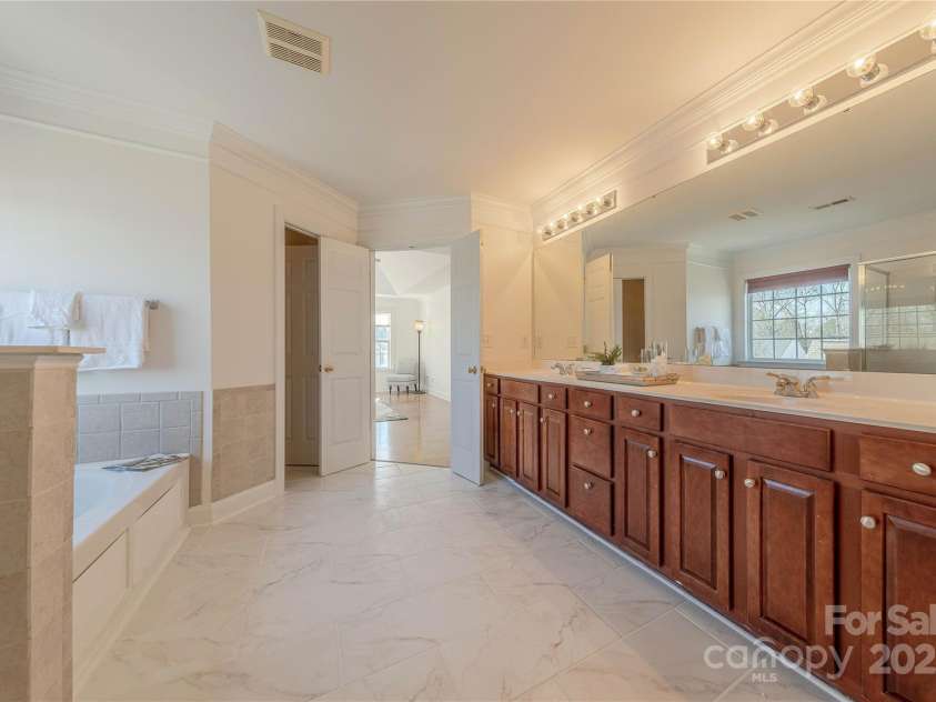 4225 Nathaniel Glen Court, Matthews, NC 28105.  MLS# CAR4213863, YatesRealty ID 11050. Primary Bathroom