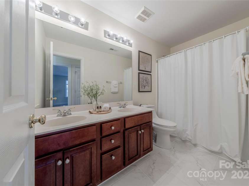4225 Nathaniel Glen Court, Matthews, NC 28105.  MLS# CAR4213863, YatesRealty ID 11050. Second Floor Full Bathroom