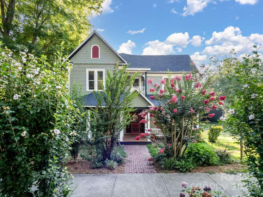 613 Mulberry Street, Statesville, NC 28677.  MLS# CAR4283631, YatesRealty ID 11051. 