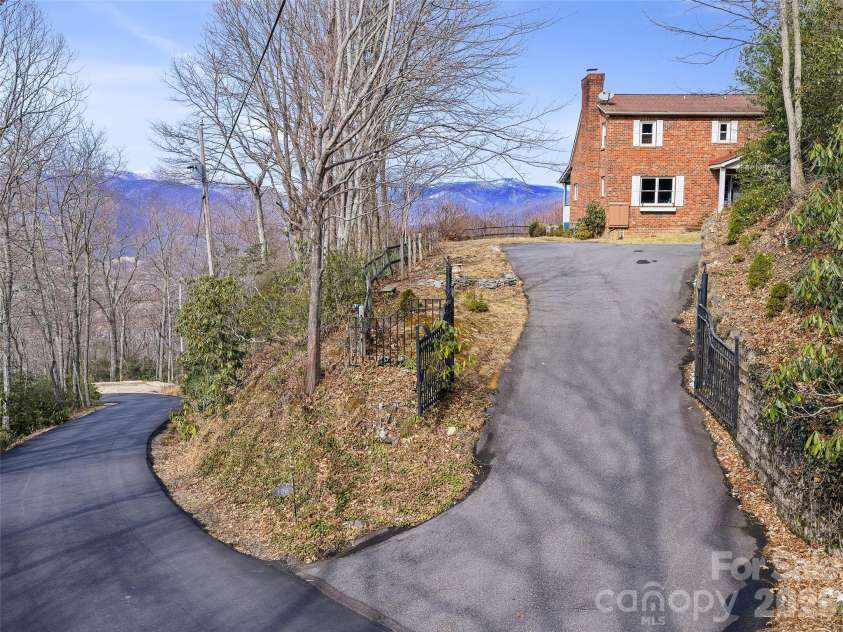 126 Wildflower Cove Drive, Swannanoa, NC 28778.  MLS# CAR4345693, YatesRealty ID 11052. 