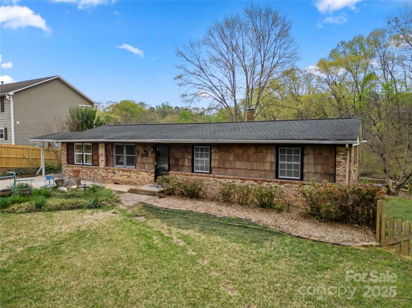 513 Paradise Circle, Belmont, NC 28012.  MLS# CAR4219509, YatesRealty ID 11053. 