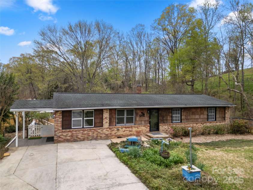 513 Paradise Circle, Belmont, NC 28012.  MLS# CAR4219509, YatesRealty ID 11053. Brick Ranch with cedar shake accents on dead end street with large dock.