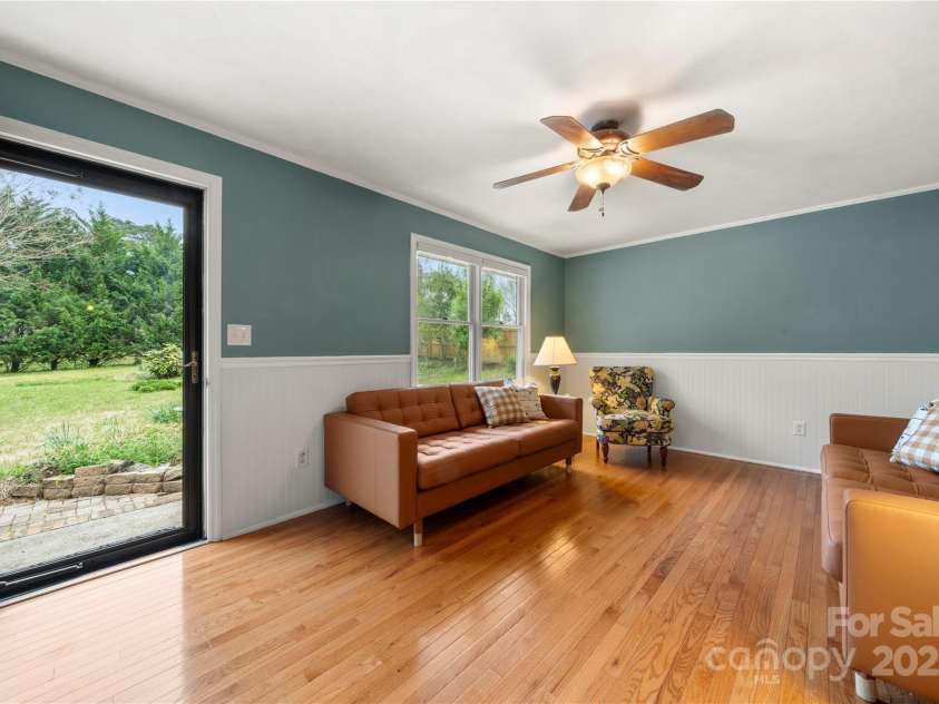 513 Paradise Circle, Belmont, NC 28012.  MLS# CAR4219509, YatesRealty ID 11053. Front living room